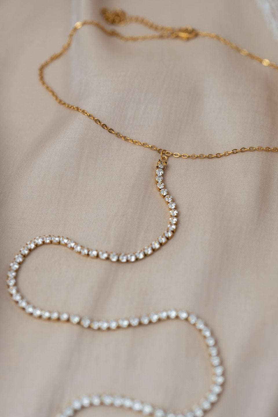 Nahaufnahme einer goldenen, mit Zirkonia Steinen besetzten Bodychain