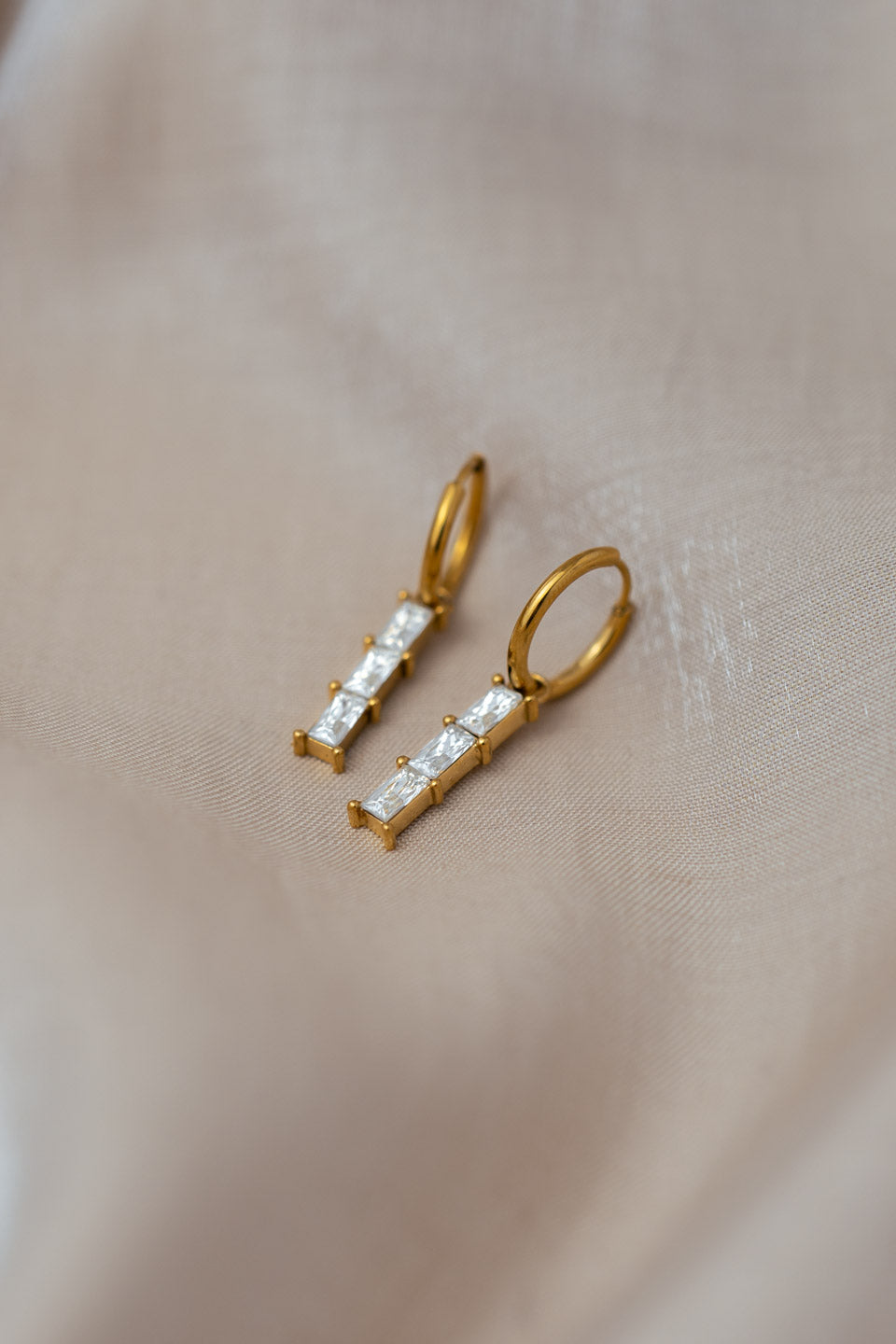 Kleine goldene Creolen mit langen Zirkonia Anhängern