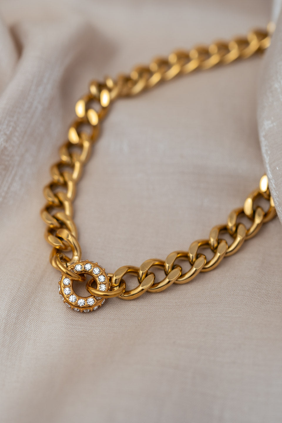 Chunky Halskette mit Strass Anhänger in Gold