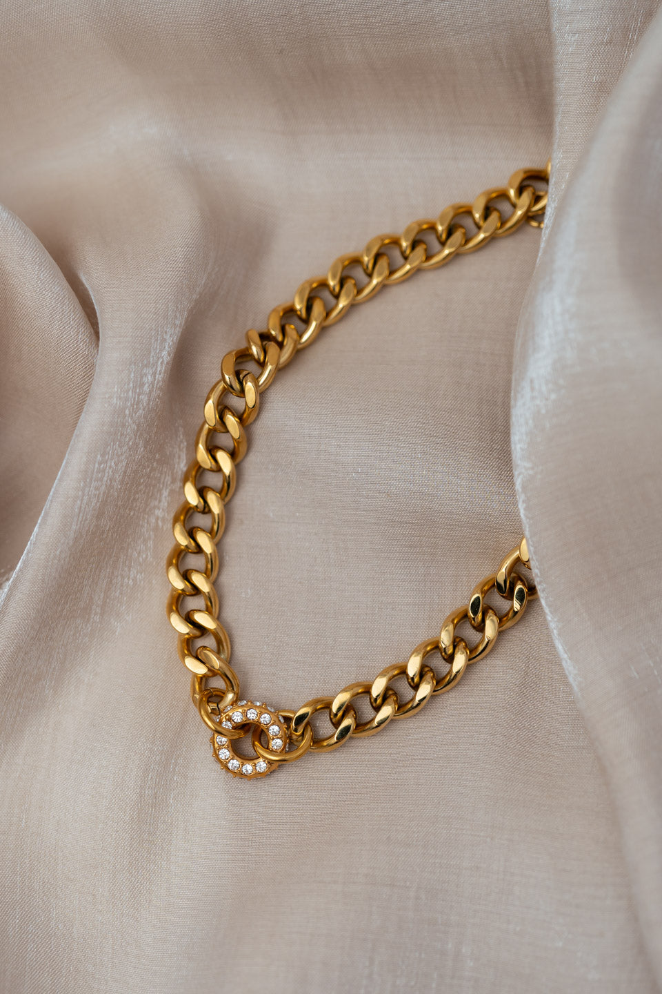 Goldene breite Glierderkette mit Zirkonia Anhänger