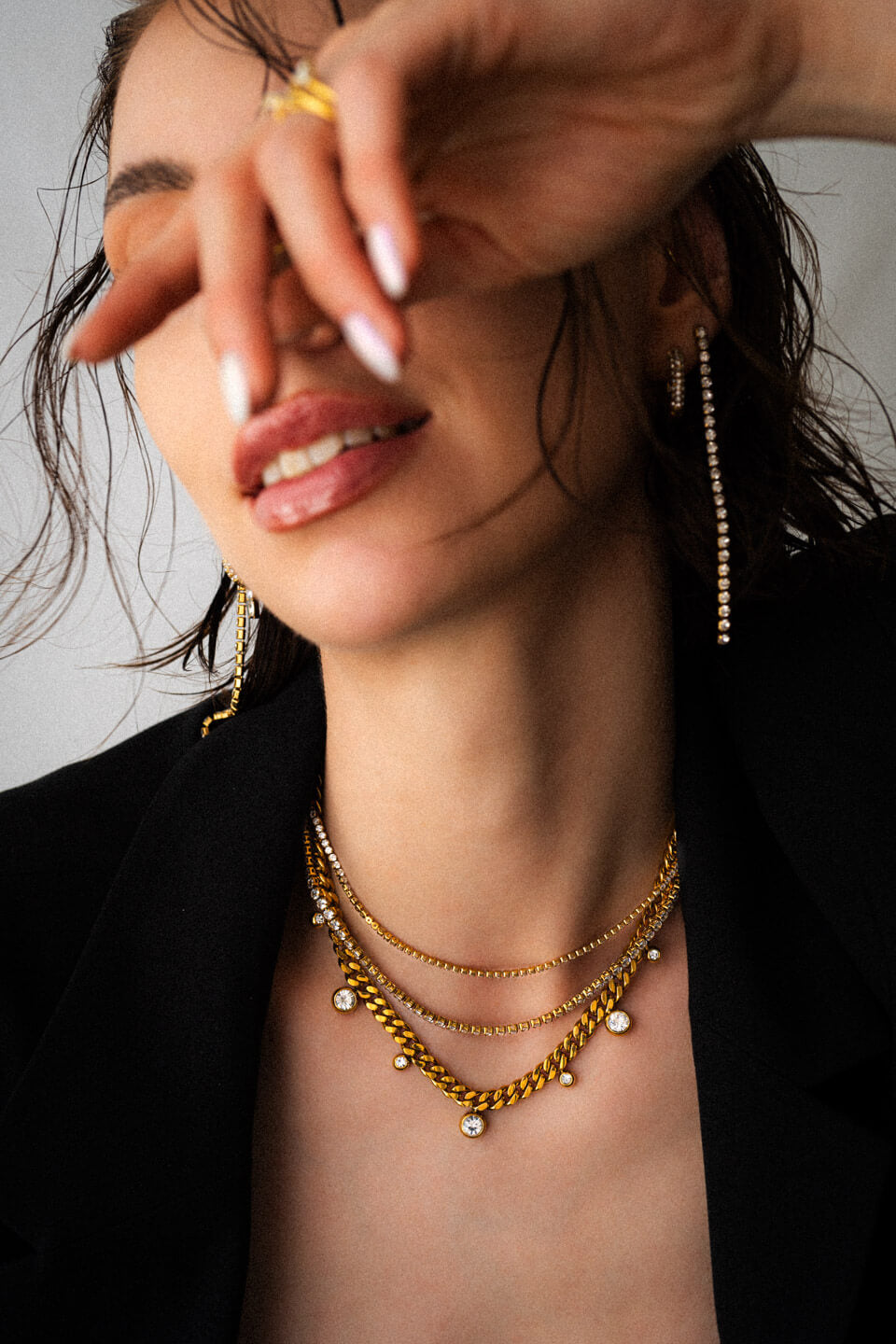 Model mit goldene Layering Halsketten