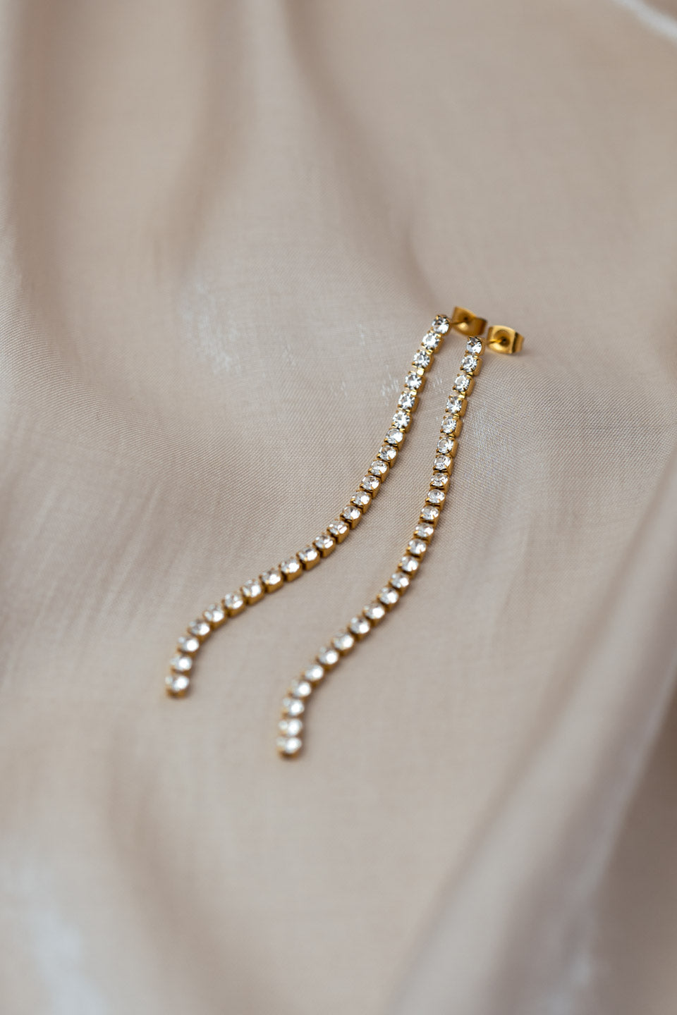 Lange Ohrhänger aus Zirkonia Steinen in Gold