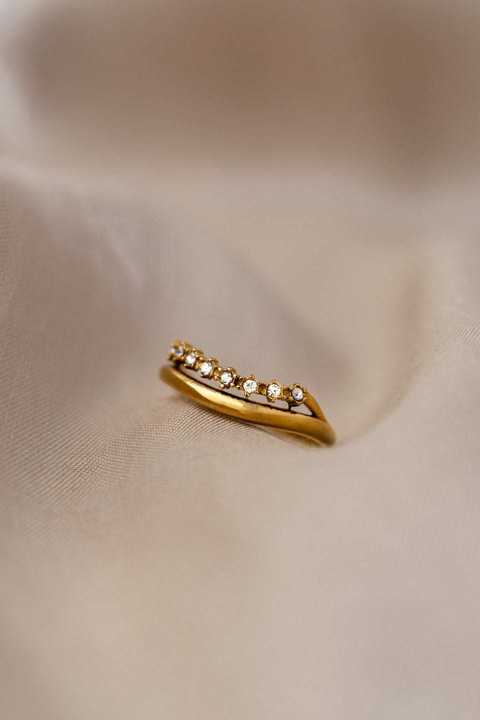 Stapelbarer Ring mit gebogener Form aus zwei einzelnen Ringen, wovon einer mit Zirkonia Steinen besetzt ist