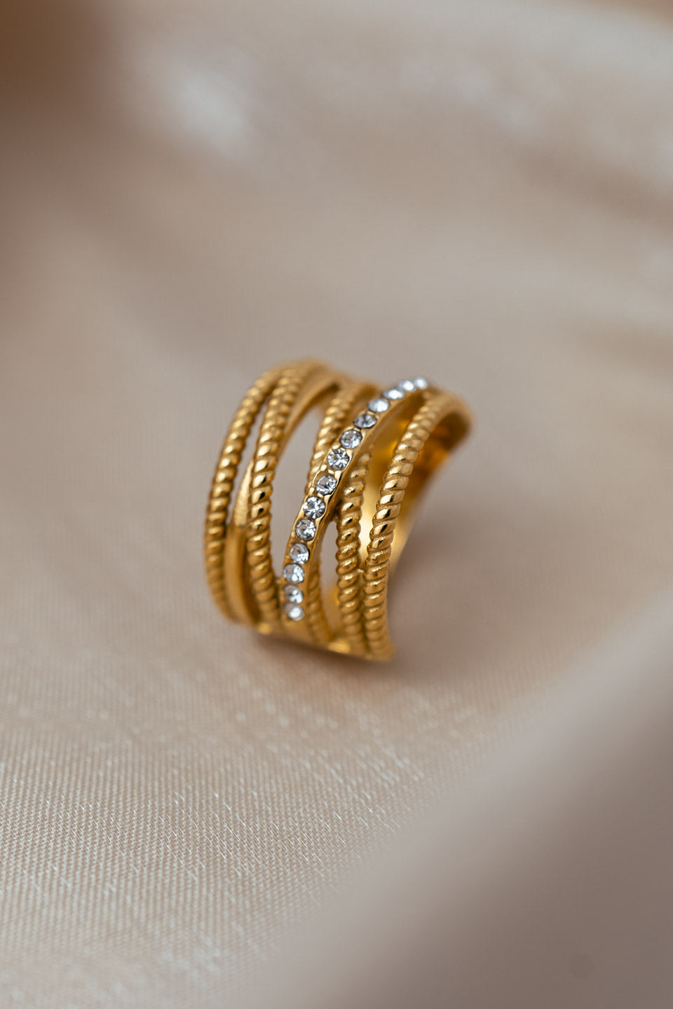 Breiter, mehrreihiger Bandring in Gold mit Zirkonia Steinen für Damen