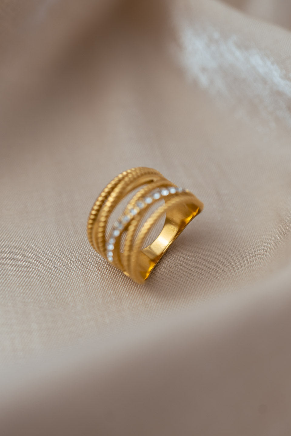 Nahaufnahme eines breiten Rings, wobei der Fokus auf dem schmaleren Verbindungsstück liegt