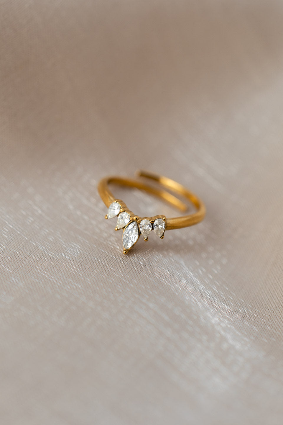Zierlicher, goldener Ring mit fünf Zirkonia Steinen, die zur Mitte hin spitz zulaufen