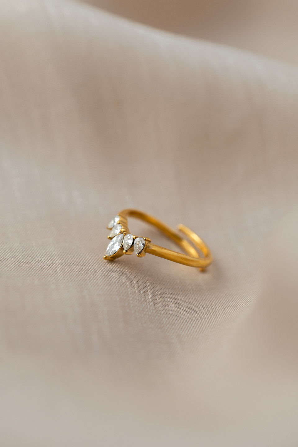 Seitenansicht einer goldenen Stacking Rings mit 5 Zirkonia Steinen, die spitz zulaufen