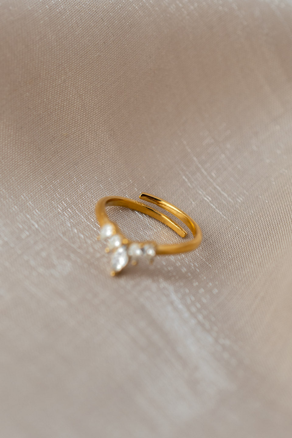 Goldener Ring, der offen und somit größenverstellbar ist