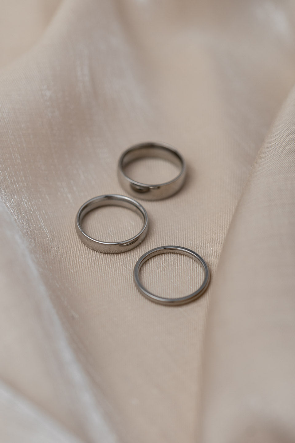 Silberne Ringe in verschiedenen Breiten für Frauen