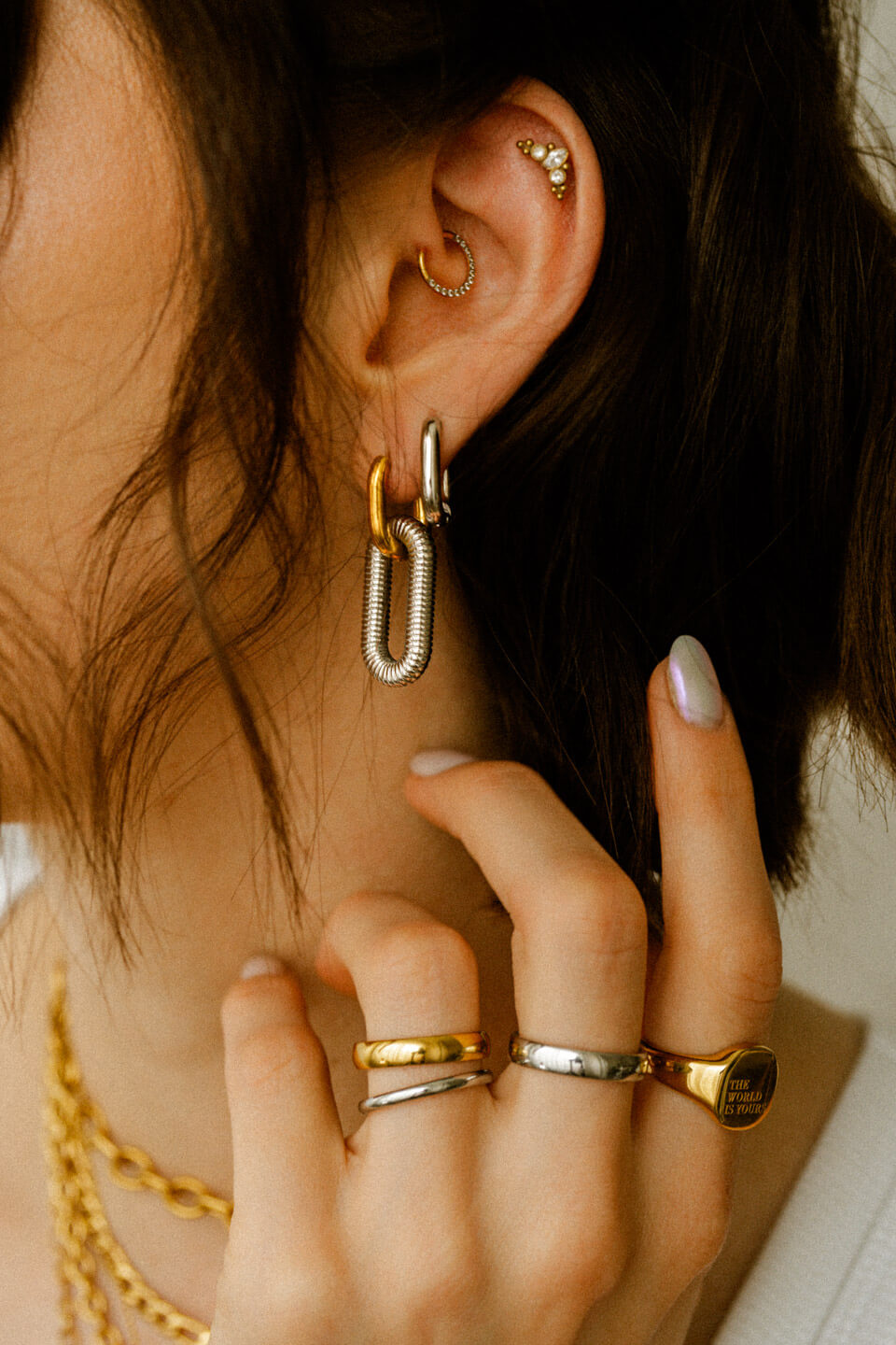 Ohrringe und Ringe in Gold und Silber kombiniert