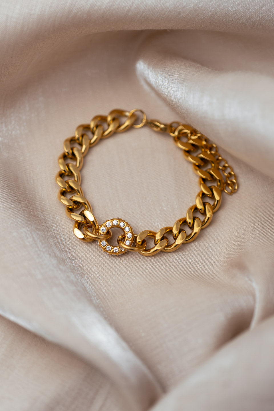Breites Armband mit rundem Anhänger aus Zirkonia Steinen in Gold