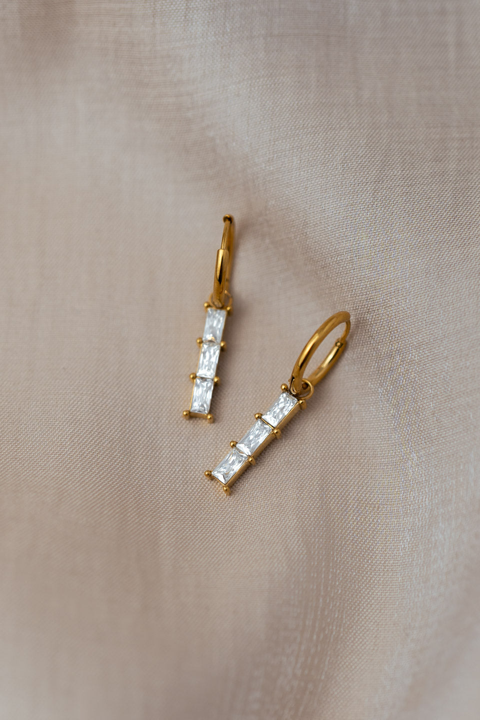 Goldene Creolen mit Stab-Abhänger aus 3 Zirkonia Steinen