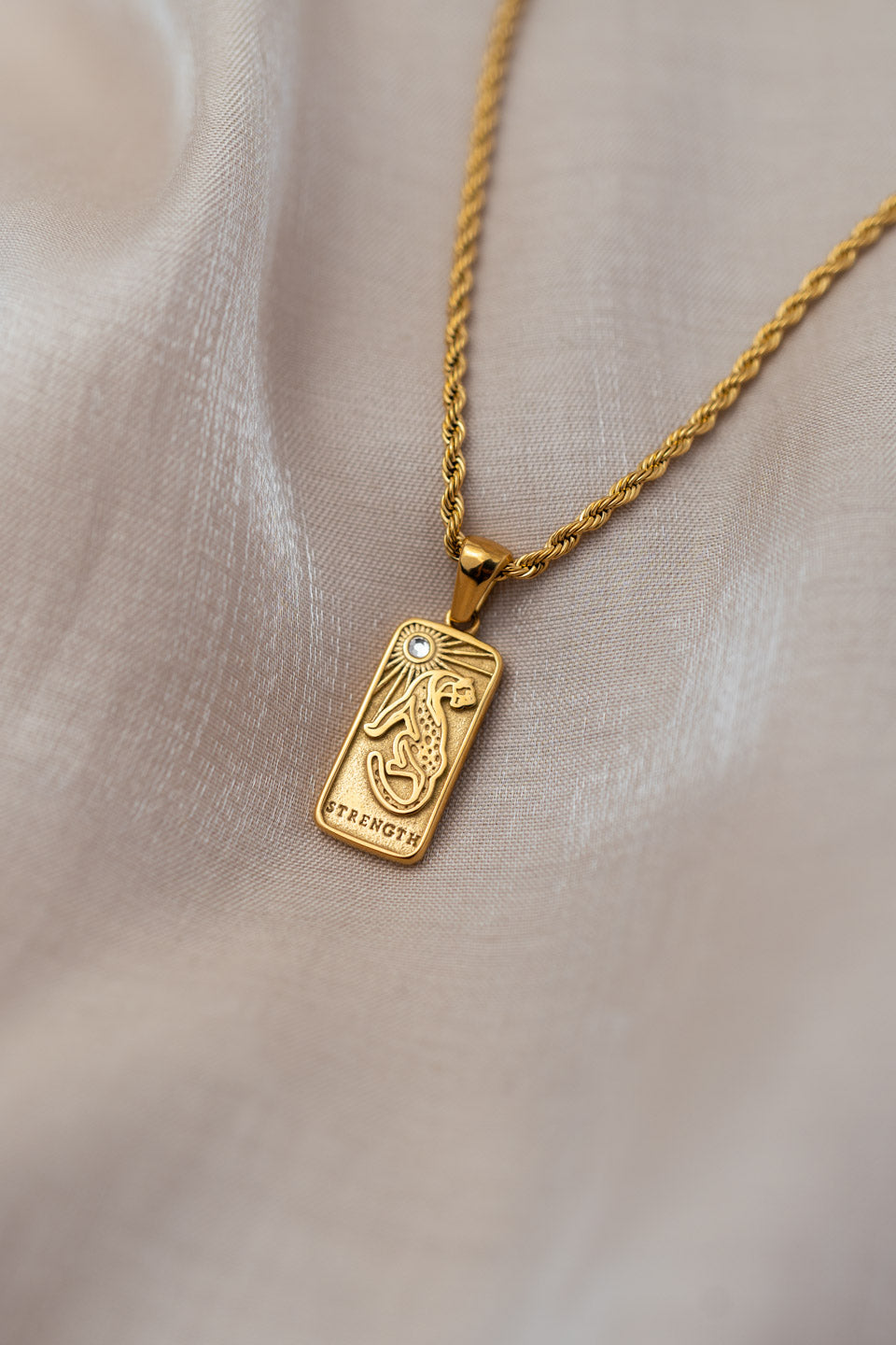 Goldene Kordelkette mit Anhänger "Strength"
