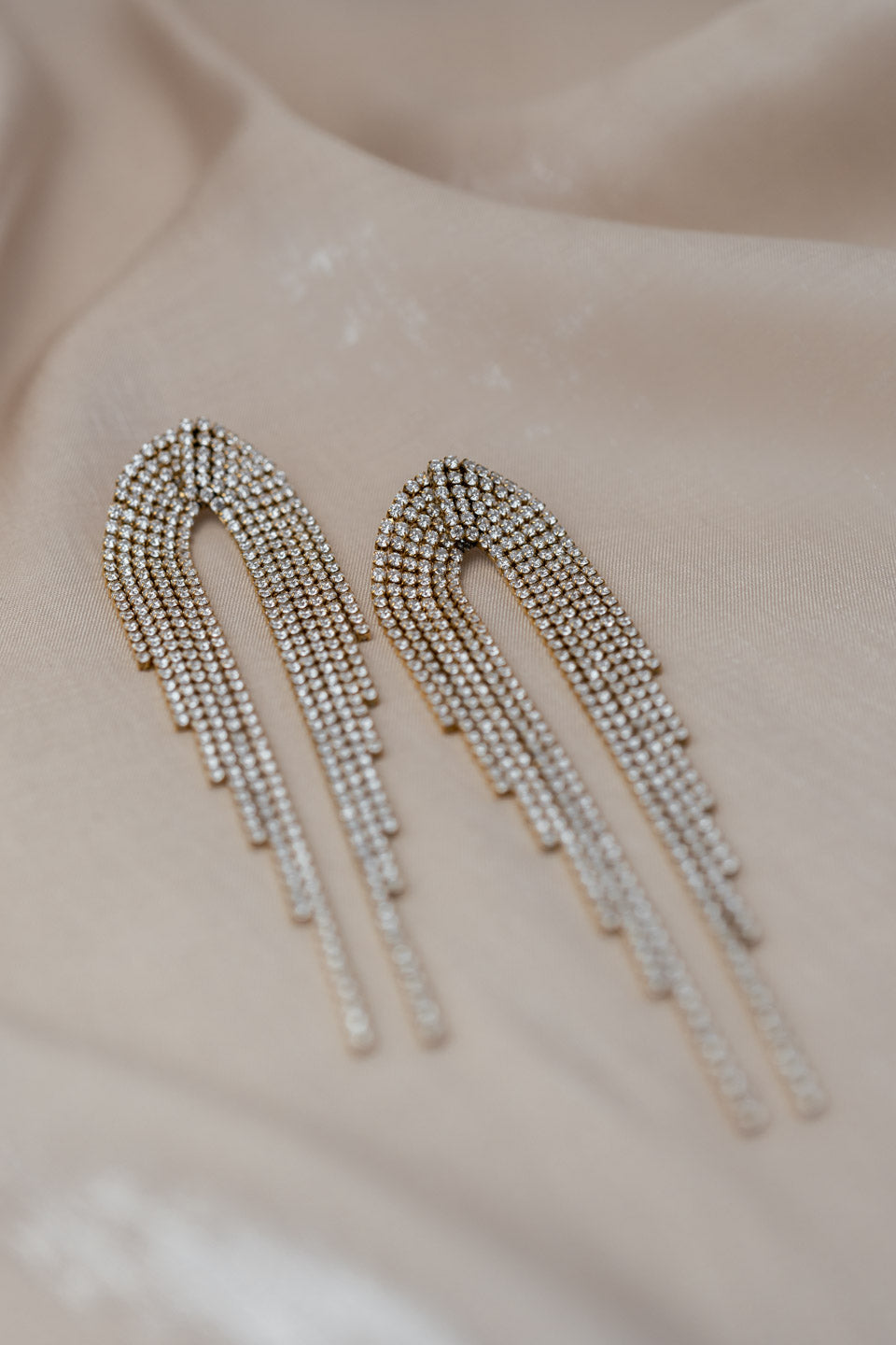 Detailaufnahme von edlem Ohrschmuck aus Zirkonia Steinen