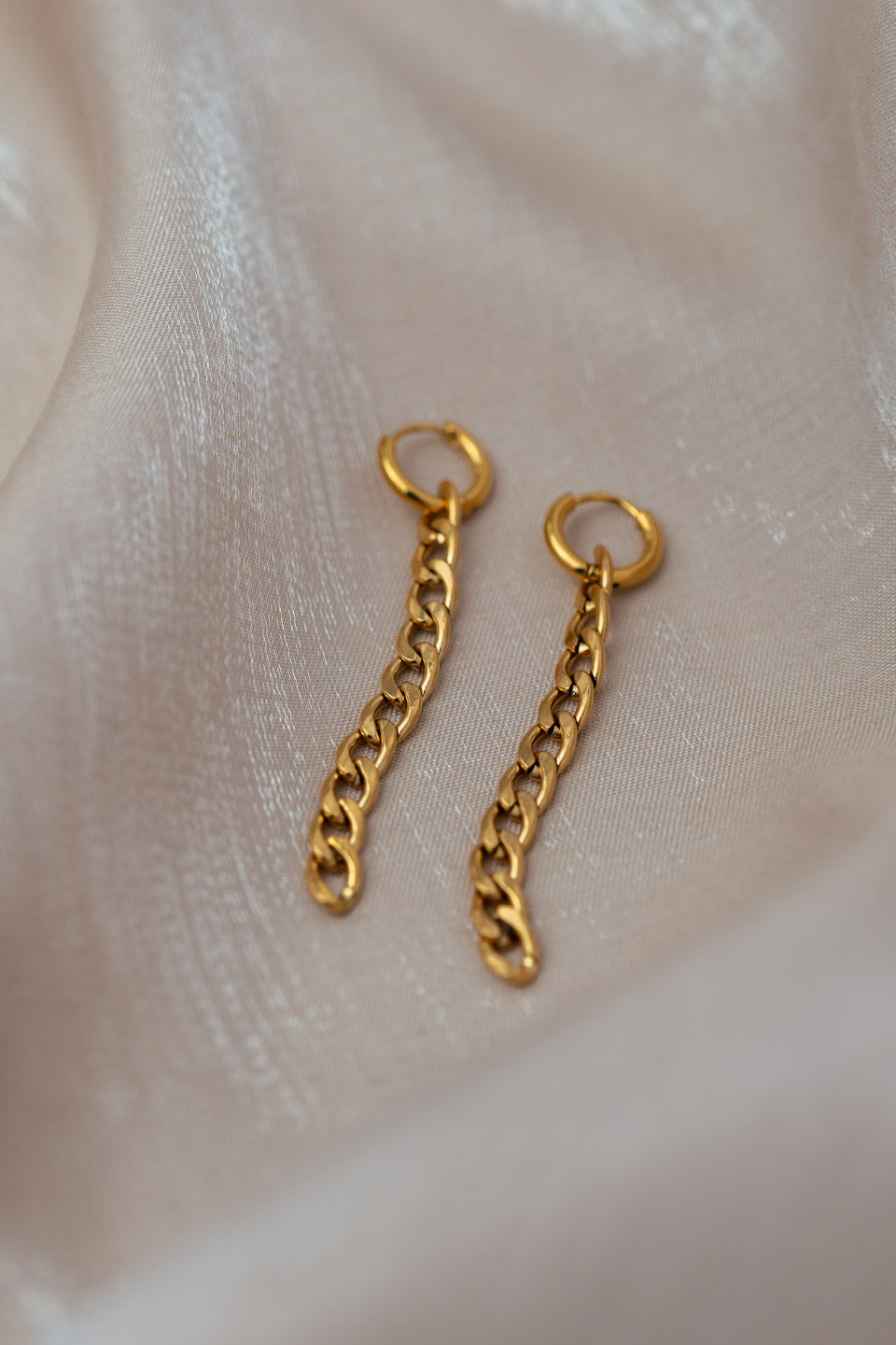 Creolen mit Ketten Anhängern in Gold 