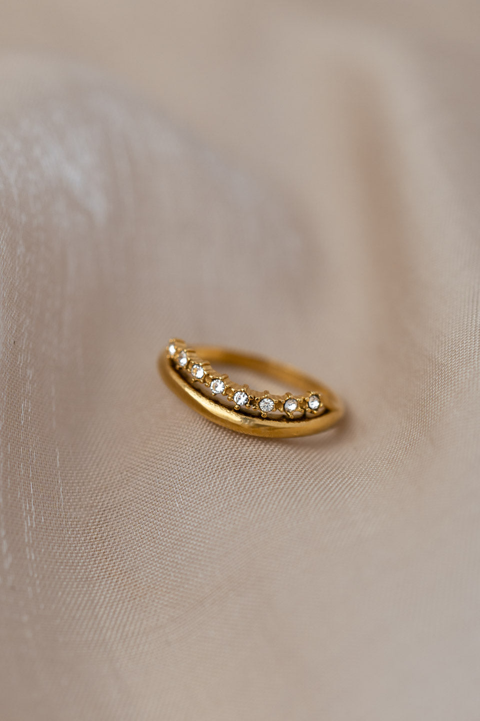 Goldener 2-in-1 Stacking Ring mit Zirkonia Steinen und gebogen Form